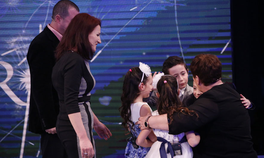 Prej vitesh pa fëmijë, prindërit falenderojnë mjeken që i bëri me katërnjakë