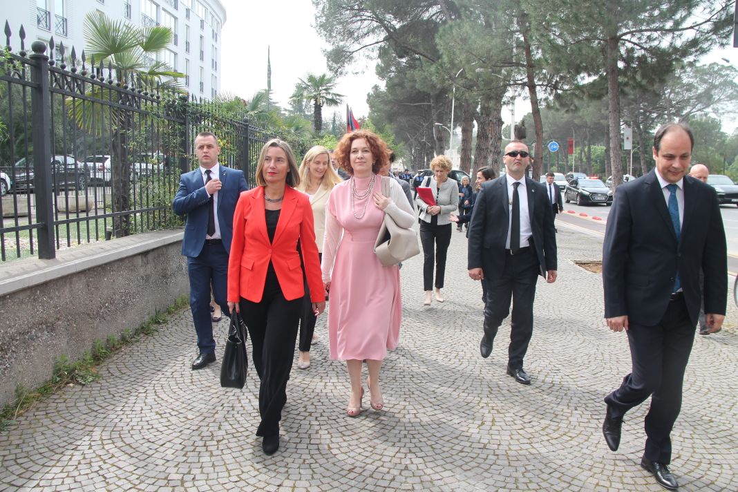 FOTO/ Mogherini në këmbë nga Presidenca në Kryeministri