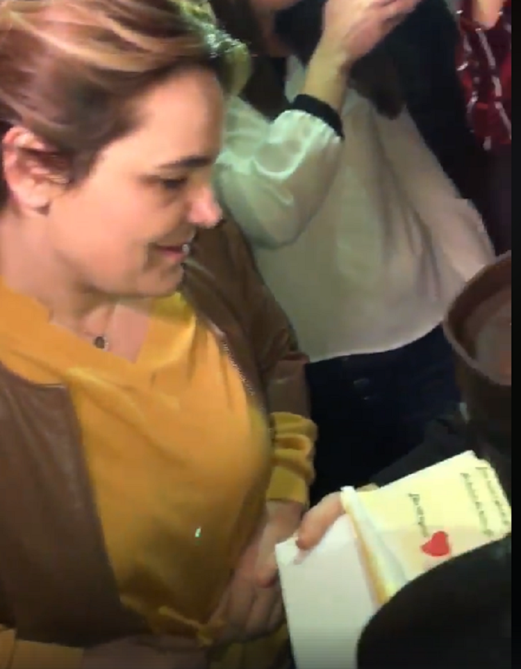 Tortë me çizme, LRI festë surprizë Monika Kryemadhit për ditëlindje (VIDEO)