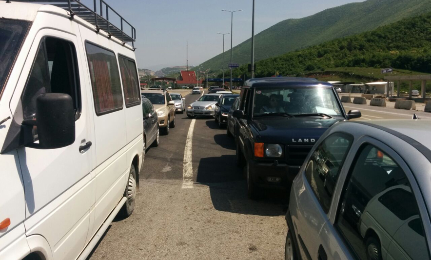 Mbërrin vera?! Turistët kosovarë dynden drejt Durrësit, radhë të gjata në kufi