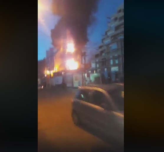 DETAJE/ Zjarr i frikshëm, rrezikohen dy banesa