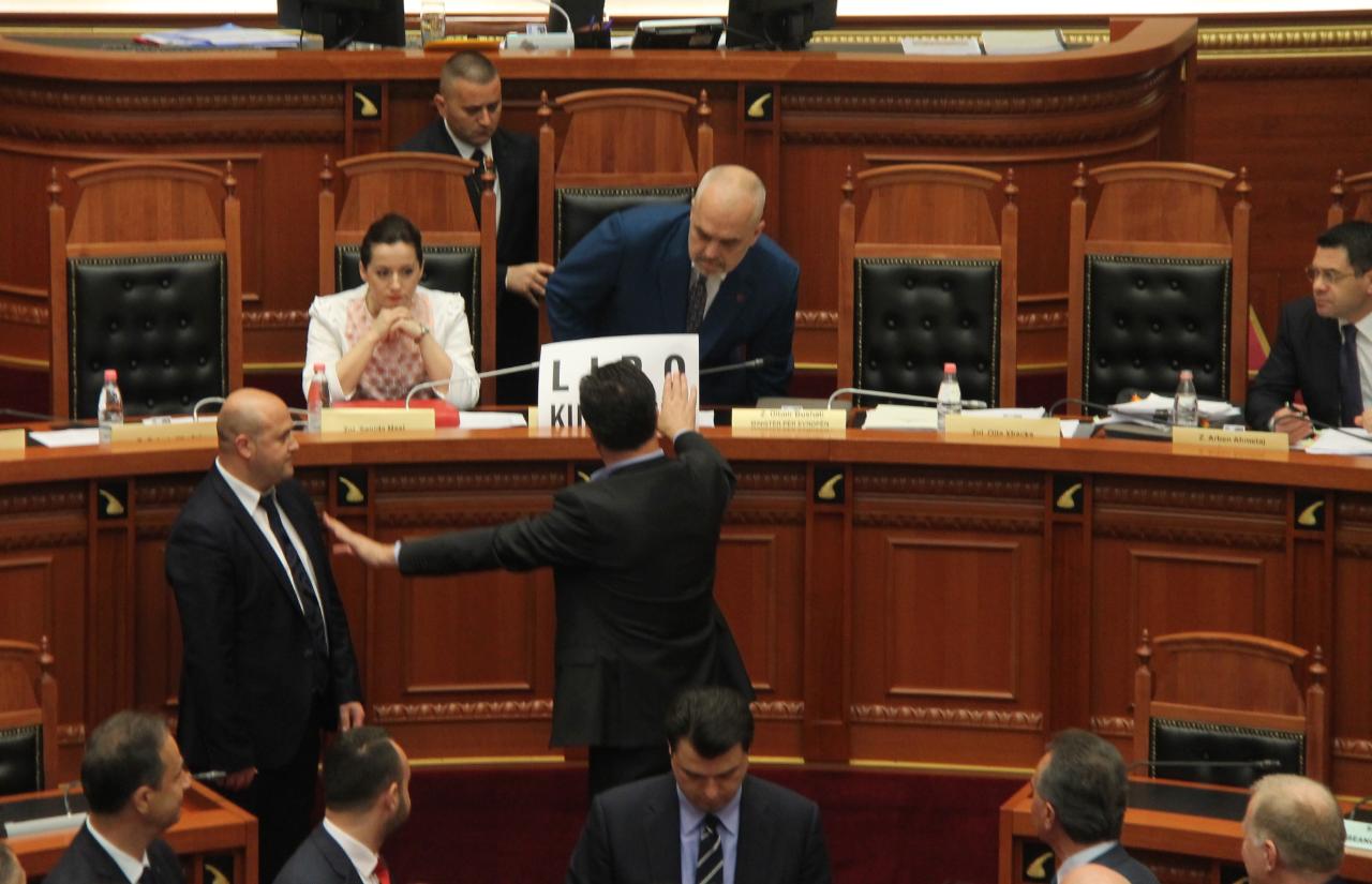 FOTOLAJM/ Mesazhi i Nokës për Ramën, ja çfarë i vendos në tavolinë