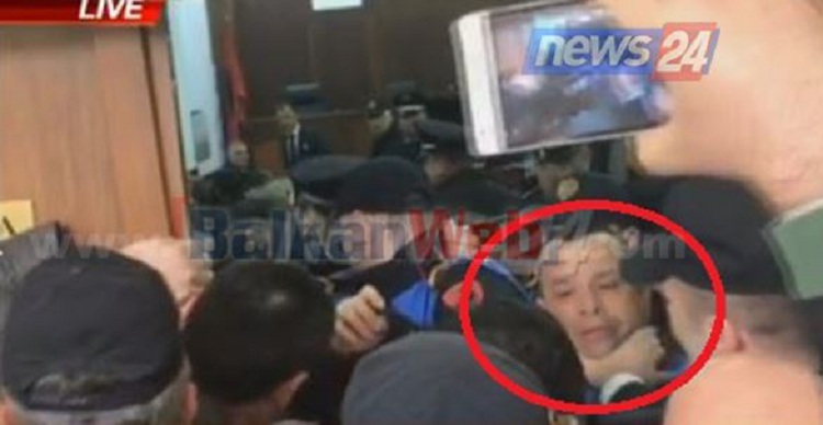 Përplasja fizike, dalin pamjet kur Flamur Noka godet e kap prej fyti policin (VIDEO)