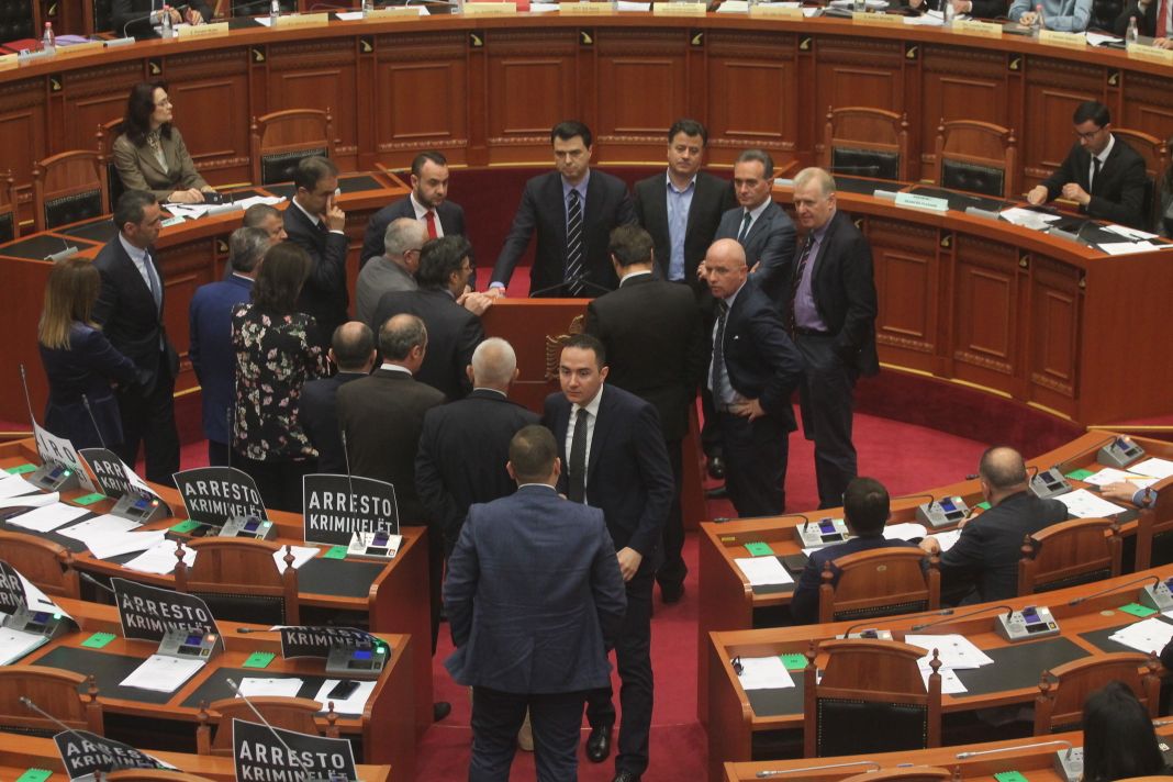 Braçe quan Bashën “lulja e pranverës në Moskë”, i kthehet Noka: Çohu në këmbë kur flet!