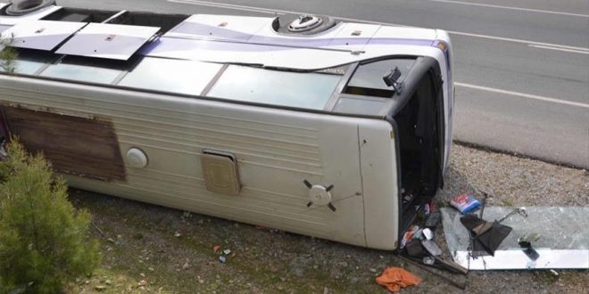 Përmbyset autobusi me pasagjerë, disa të lënduar