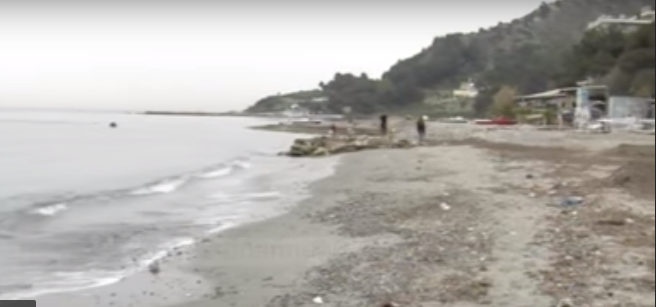 Të huajt pastrojnë plazhin e Durrësit; nisma pas thirrjes në rrjetet sociale