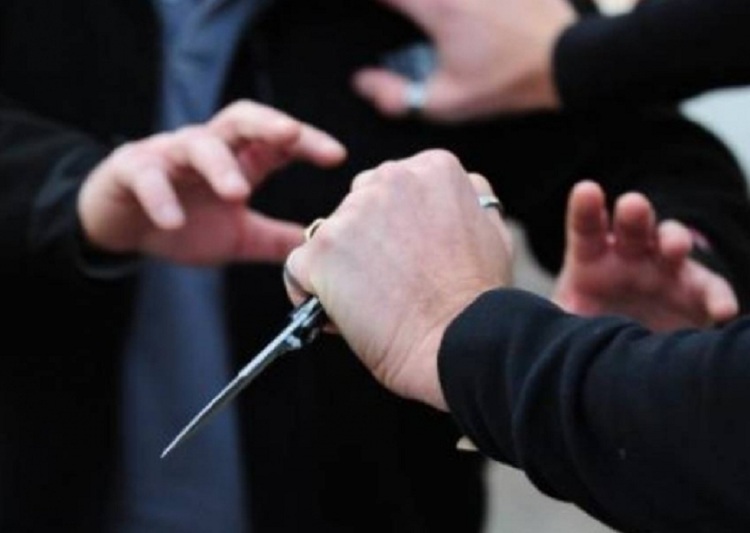 Plagosi me thikë 3 persona në lokal, arrestohet 40-vjeçari