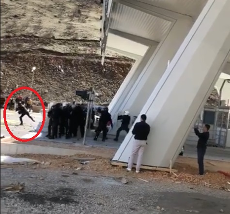 “Shihni si gangsterët me uniformë gjuajnë me gurë protestuesit te Rruga e Kombit” (VIDEO)