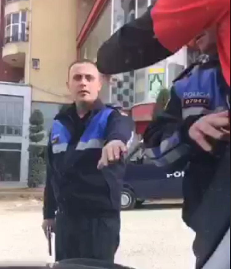 “Na vrave mo, na vrave!” Polici ndalon me pistoletë në dorë qytetarin (VIDEO)