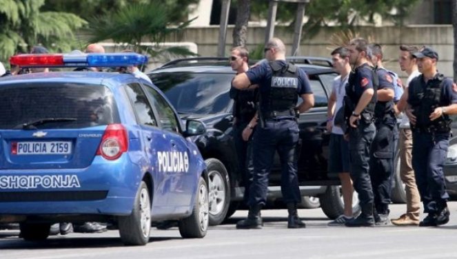 Kapet i shpalluri në kërkim, prangoset edhe miku që i la banesën (EMRAT)