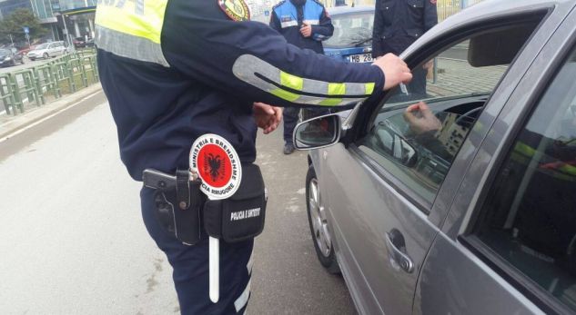 Tentoi t’i ikë me makinë policisë, por e gjen “belaja” me murin