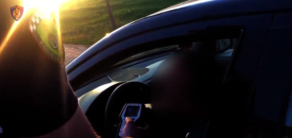 VIDEO/ Polici e kap të dehur në timon, shoferi: A të shtrihem gjysme ore?