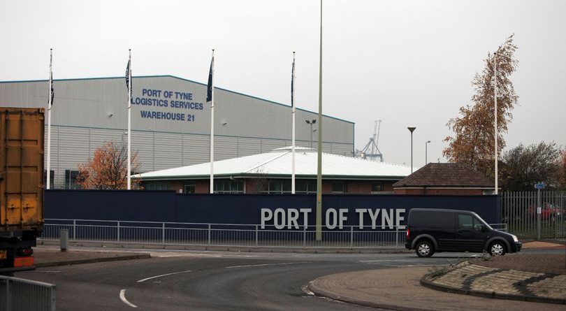 7 emigrantë shqiptarë të fshehur brenda trajlerit, kapen në Britani