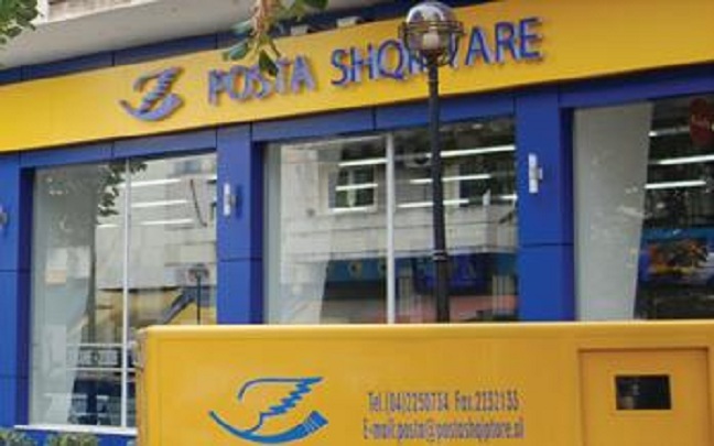 Grabitet posta, hajduti i maskuar e me thikë i merr punonjëses një shumë parash