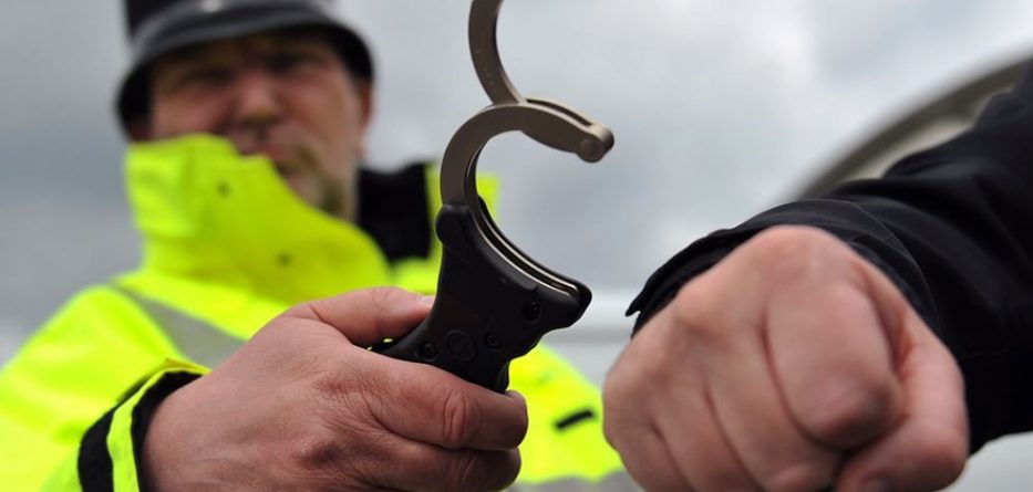 Telefonata në makinë fundos shqiptarin, policia i zbulon të vërtetën