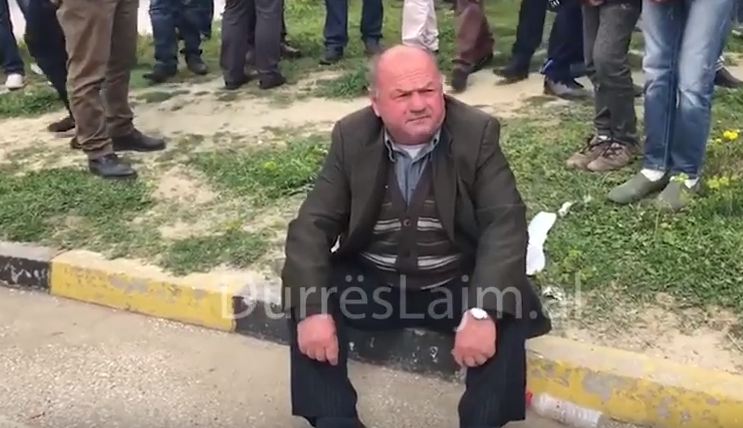 “Qeveri pa Ed Enverin, qeveri pa Ed Hitlerin”, parodia e protestuesit (VIDEO)