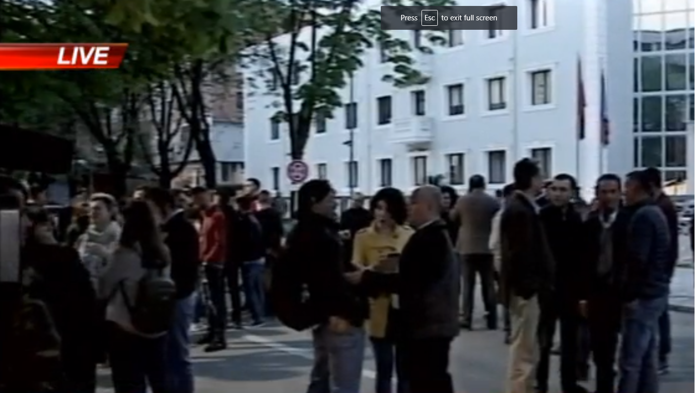 Protesta para Drejtorisë së Policisë, deputetë të PD tentojnë të hyjnë brenda