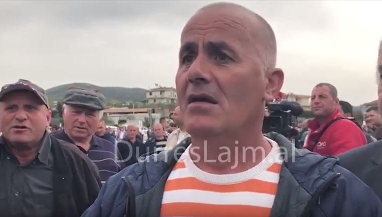 &#8220;Më hoqën nga puna se takova Bashën&#8221;, protestuesit: Jemi pa bukë (VIDEO)