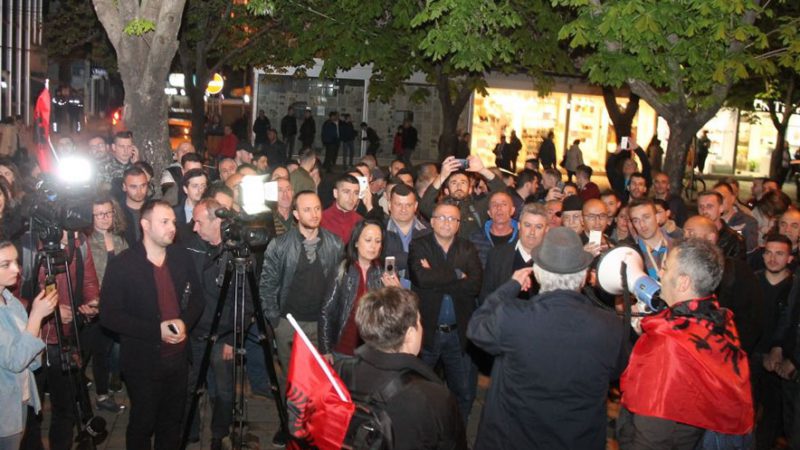 Tensionohet situata, protestuesit hyjnë në godinën e policisë