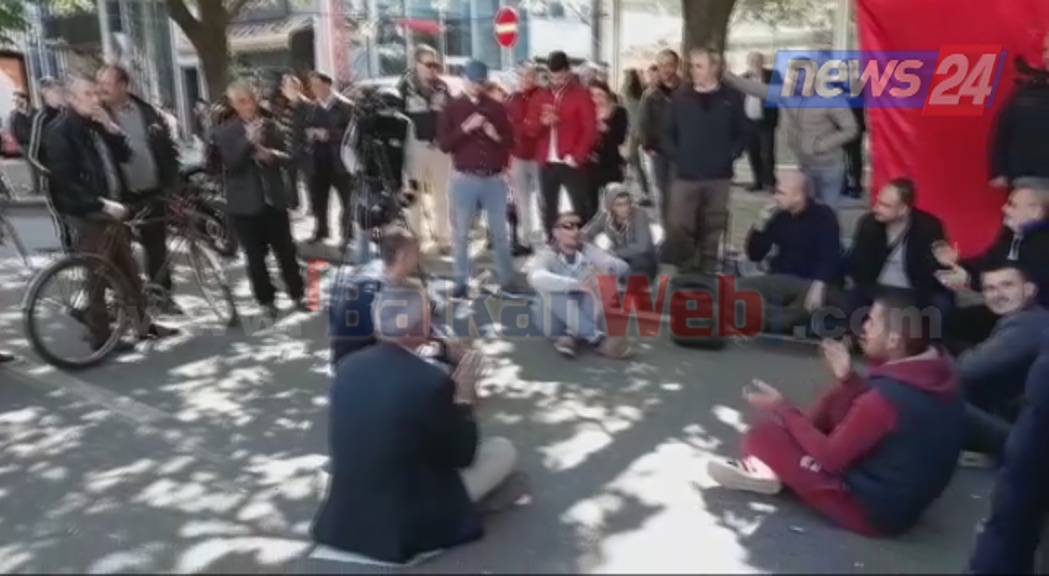 VIDEO/ Protestuesit ‘sfidojnë’ policinë, ia marrin valles së Kukësit në mes të rrugës