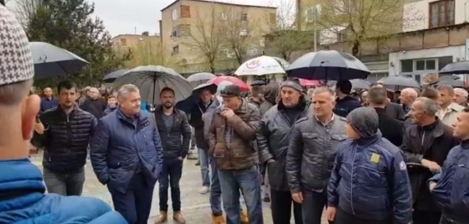 Banorët protestojnë para komisariatit të policisë së Kukësit, 24 urdhër arreste nga prokuroria