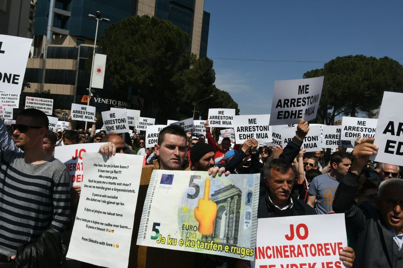 FOTO/ “S’jemi dele, jemi popull ujk”, Shoqëria Civile nis protestën para Kryeministrisë