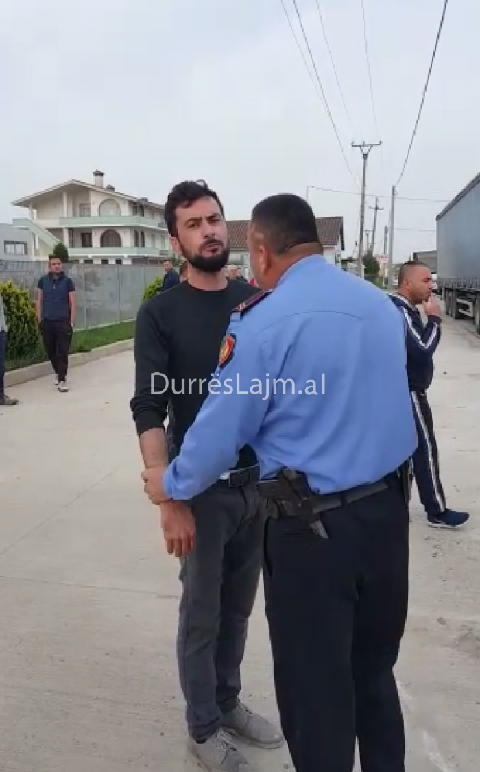 Shijaksi i revoltuar thyen vazot e bllokon rrugën: Asnjë s’ka b*** (VIDEO+FOTO)