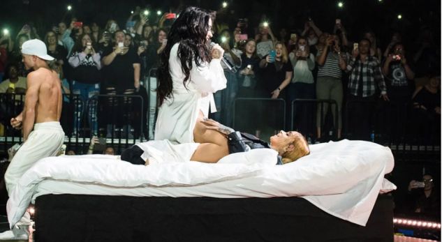 Këngëtaret puthje të nxehta gjatë koncertit (VIDEO)