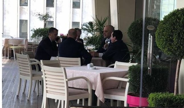 FOTO/ Ja ç’bën kryeministri Rama teksa deputetë e qytetarë gjakosen në Gjykatë