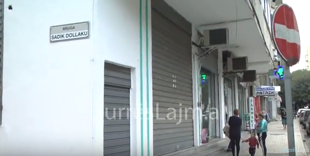 Rrugës në Durrës i del pronari, qytetari i vë emrin e babait të vet (VIDEO)