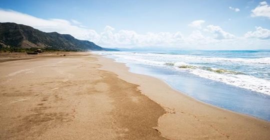 Rama publikon artikullin e medias italiane, që flet me superlativa për plazhet e Durrësit