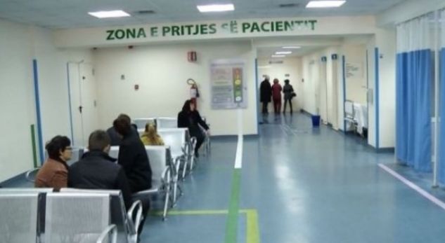 “Doktori më thoshte jepi paracetamol”. Babai që humbi vajzën 13-vjeçare rrënqeth me rrëfimin e tij