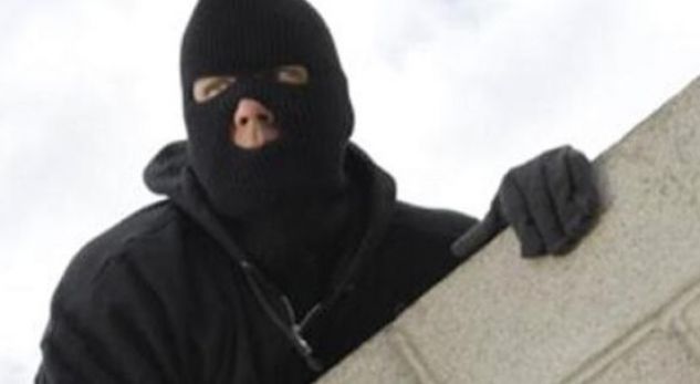 “Skifteri” bie nga pallati dhe thyen… këmbët!