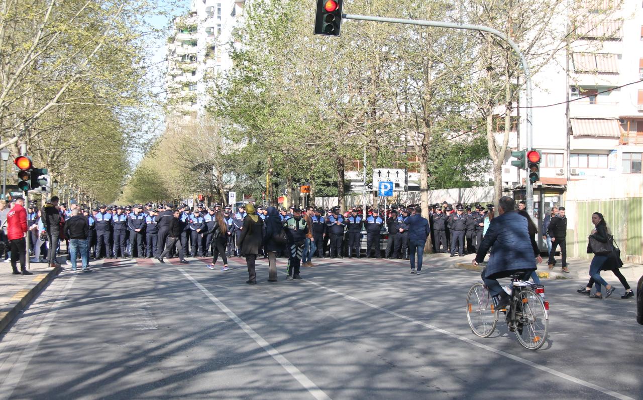 “Si në shtetrrethim”! Foto nga kordoni i policisë 200 metra larg Gjykatës së Tiranës