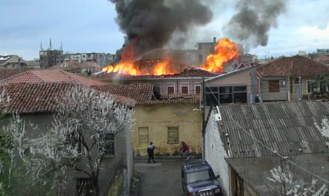 Digjet banesa e 46-vjeçarit në Durrës