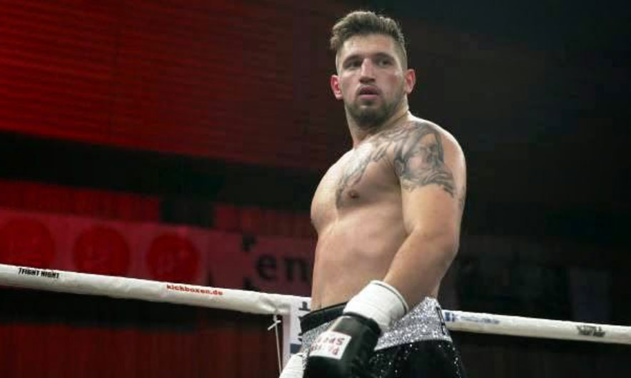 Boksieri shqiptar godet me kokë gjermanin, skualifikohet