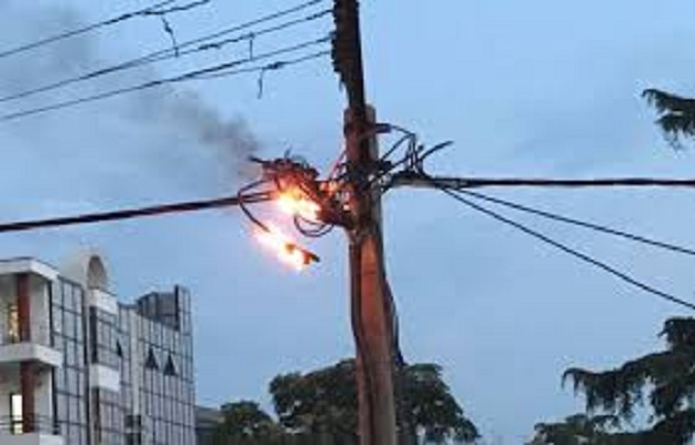 Transportonte hekura por prekin telat e korentit, vdes 28-vjeçari