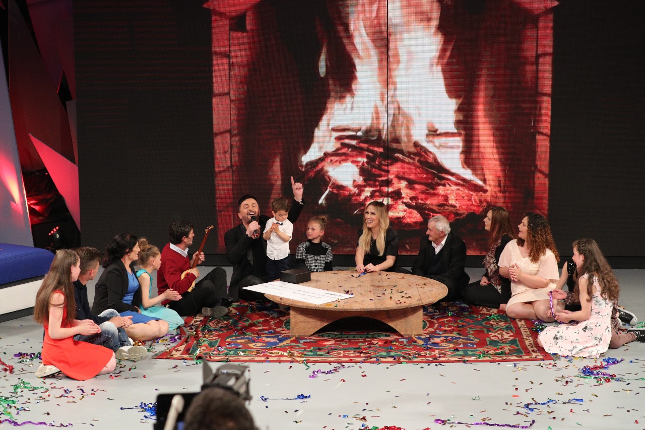 Sinan Hoxha rrëfen në lot fëmijërinë e tij, surprizon me dhurata familjen e varfër