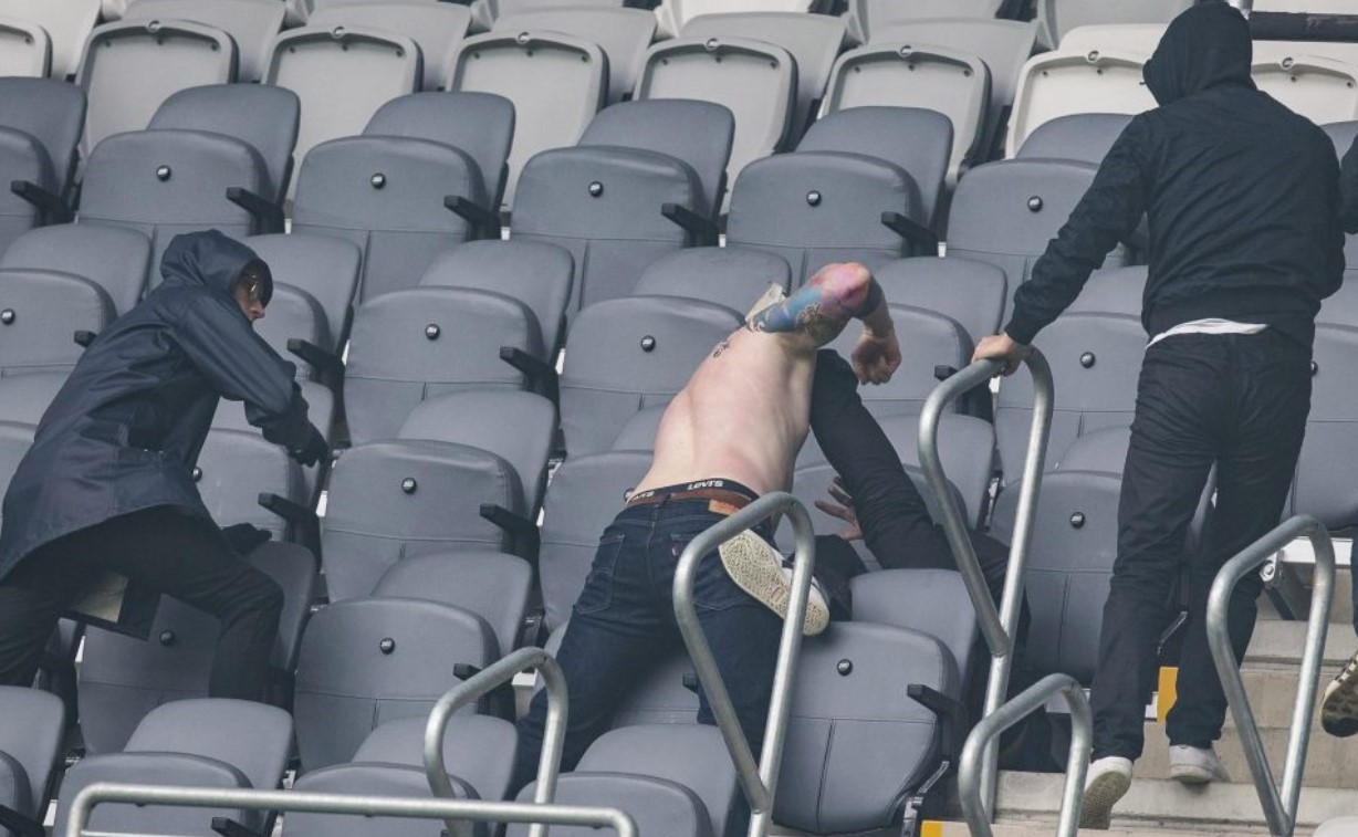 Skena horror në derbin e Stokholmit, përleshje në stadium