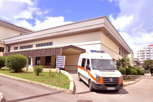 Gruaja e moshuar nga Durrësi tenton të vrasë veten me thikë