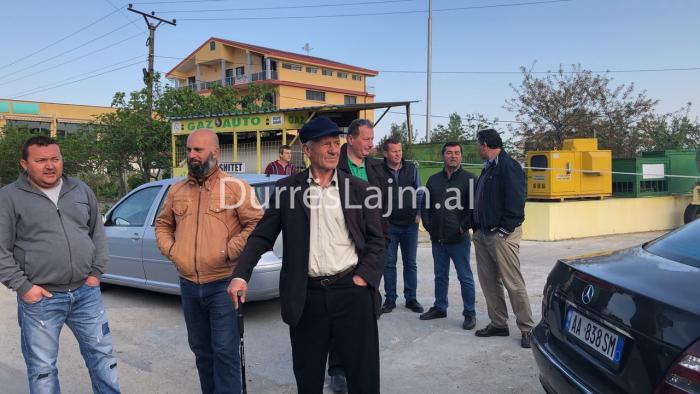 Banorët i bashkohen protestës së emigrantit të revoltuar për rrugën Durrës-Shijak (VIDEO+FOTO)