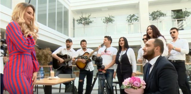 Uau ç’surprizë! Djali nga Durrësi shkon me Eli Farën dhe “Xing”-un për t’i propozuar partneres (FOTO)