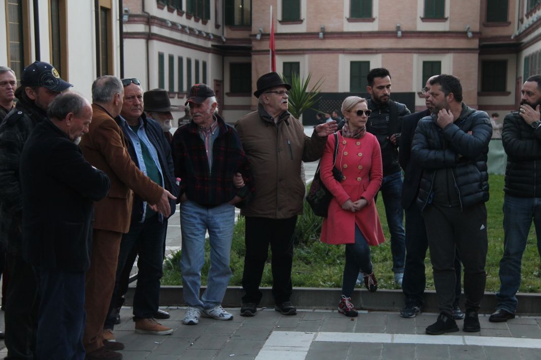 Artistët i bashkohen protestës, Arben Derhemi: Edhe unë jam “barbar”, Rama të ikë