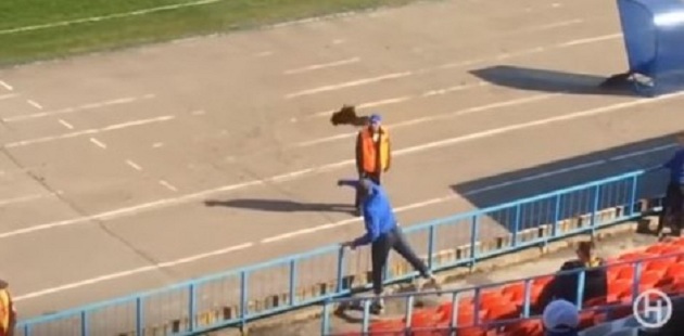 Tentoi të godiste trajnerin me një pulë, por tifozi përfundon në burg