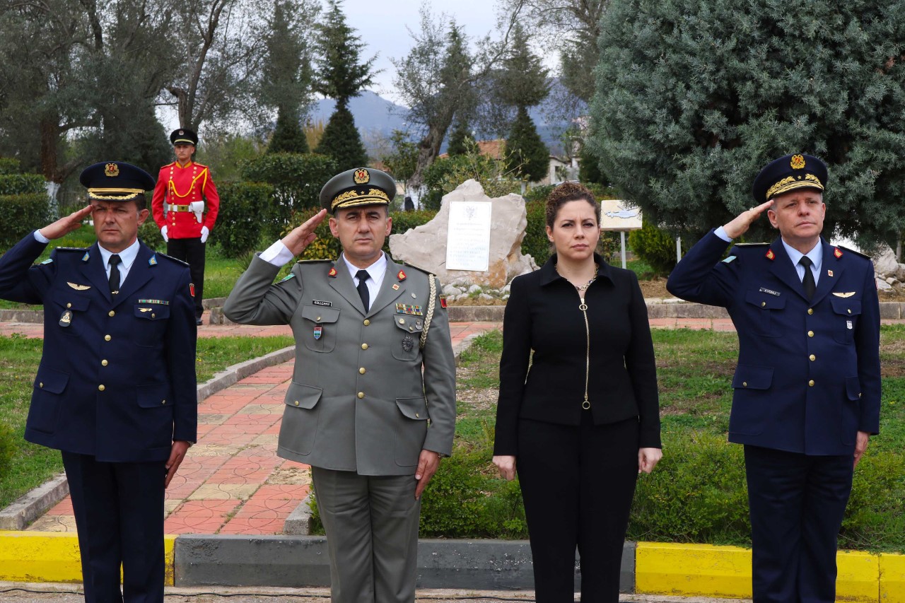 Përkujtohen ushtarakët që humbën jetën nga rrëzimi i helikopterit