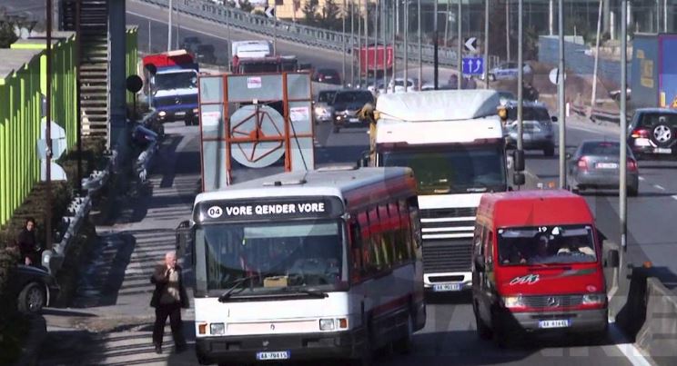 Sherr i rëndë, fatorinoja dhe kontrollori plagosin me thikë të riun në autobus