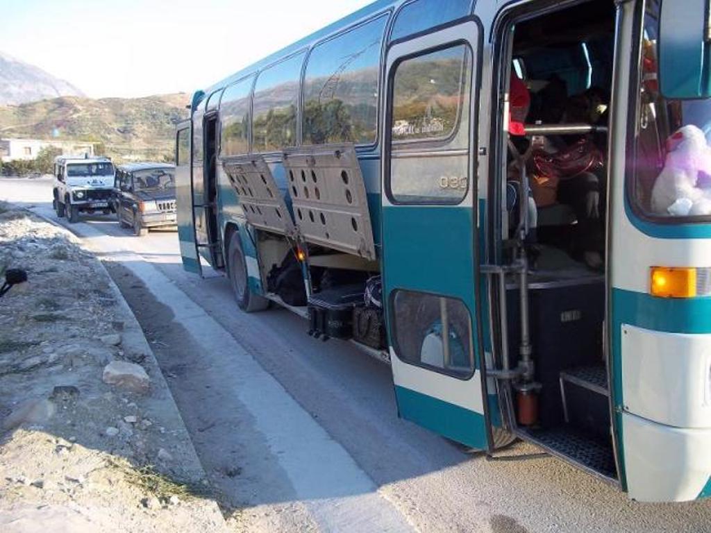 Do kalonte fundjavën në bregdet, vdes në autobus turisti nga Kosova