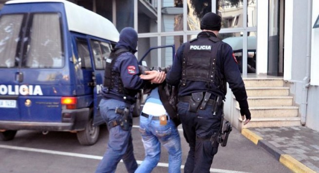 EMRAT/ Vodhën 100 milionë lekë dhe një automjet, pranga 2 të rinjve