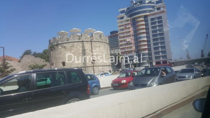 Durrsakët nisin plazhin, trafik i rënduar për Pashkë (VIDEO+FOTO)