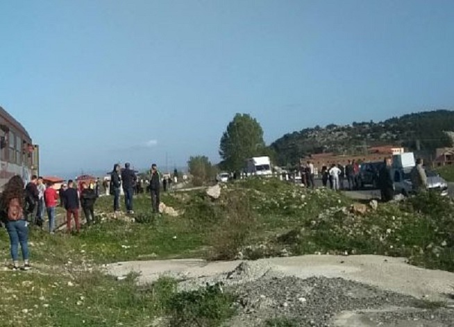 Kamioni përplaset me trenin, përfundon poshtë urës, tre të plagosur (FOTO)